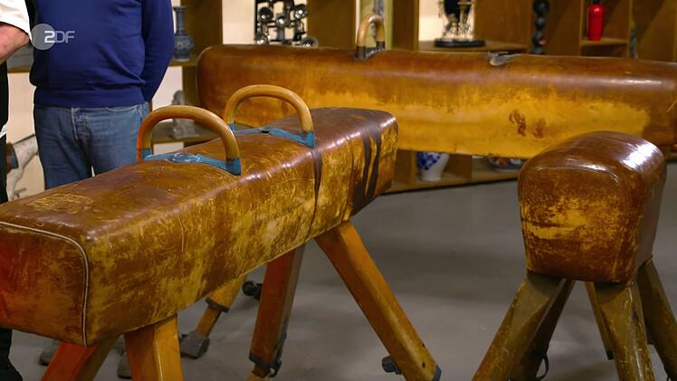 "Pauschenpferdchen, Turnböcke, Springböcke, Bock, Pferdchen", zählte der Experte die gängigen Namen der massiv gefertigten Ausstattung aus Buchenholz, Rindsleder und mit Pauschenbügel aus Eisen auf.