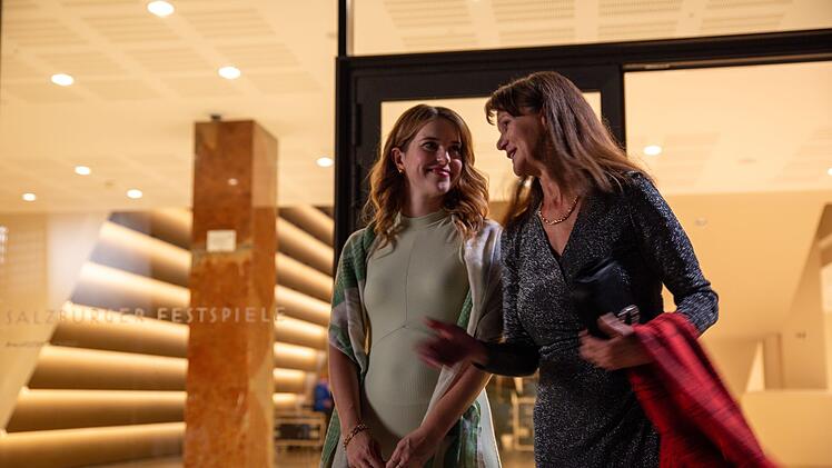 Elisabeth Beissl (Barbara Weinzierl, rechts) und ihre Tochter Eva (Leonie Brill, links) ahnen nicht, in welcher Gefahr ihr lieber Benedikt steckt.