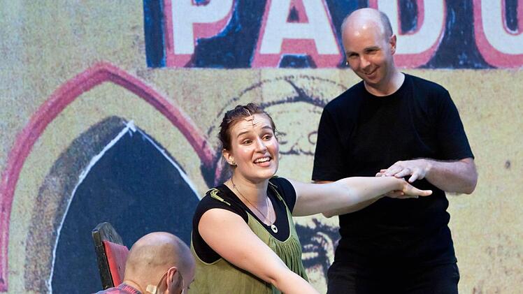 Laura Mann bei der Probenarbeit zu "Kiss Me, Kate" (links: Stephan Ignanz, rechts: Jan Reimers)Foto: Jochen Berger