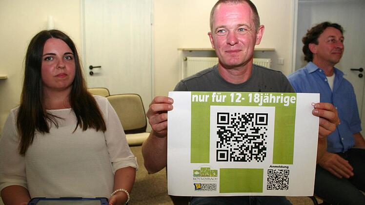 Jugendpfleger Frank Schulte und Jugendpflegerin Christina Lorz präsentieren das Plakat, mit dem die Neugier der Jugendlichen geweckt werden soll. Foto: Evi Seeger