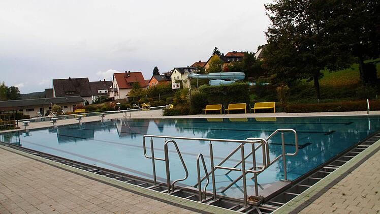 Nicht einig waren sich die Stadträte, ob sich das Sportbecken im Kunomare in ein Cabrio-Bad umbauen ließe. Dennoch haben sie sich gegen eine Machbarkeitsstudie ausgesprochen. Foto: Gerda Völk