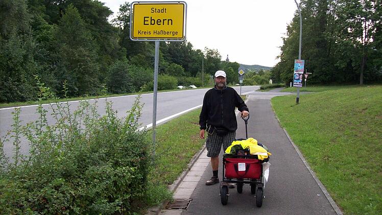 Ziel im Süden: Nach 15 Tagen, 600 Kilometern und keiner einzigen Blase an den Füßen kehrte Dietmar Hofmann nach seiner Benefizwanderung wieder nach Ebern zurück.Fotos: Johanna Eckert