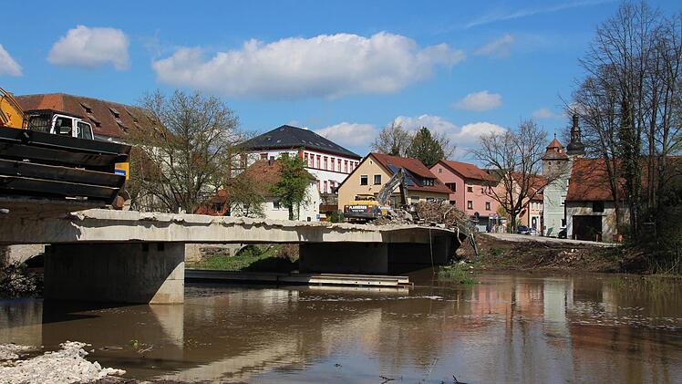Die Höchstadter Aischbrücke wird Stück für Stück abgetragen. Foto: Andreas Dorsch