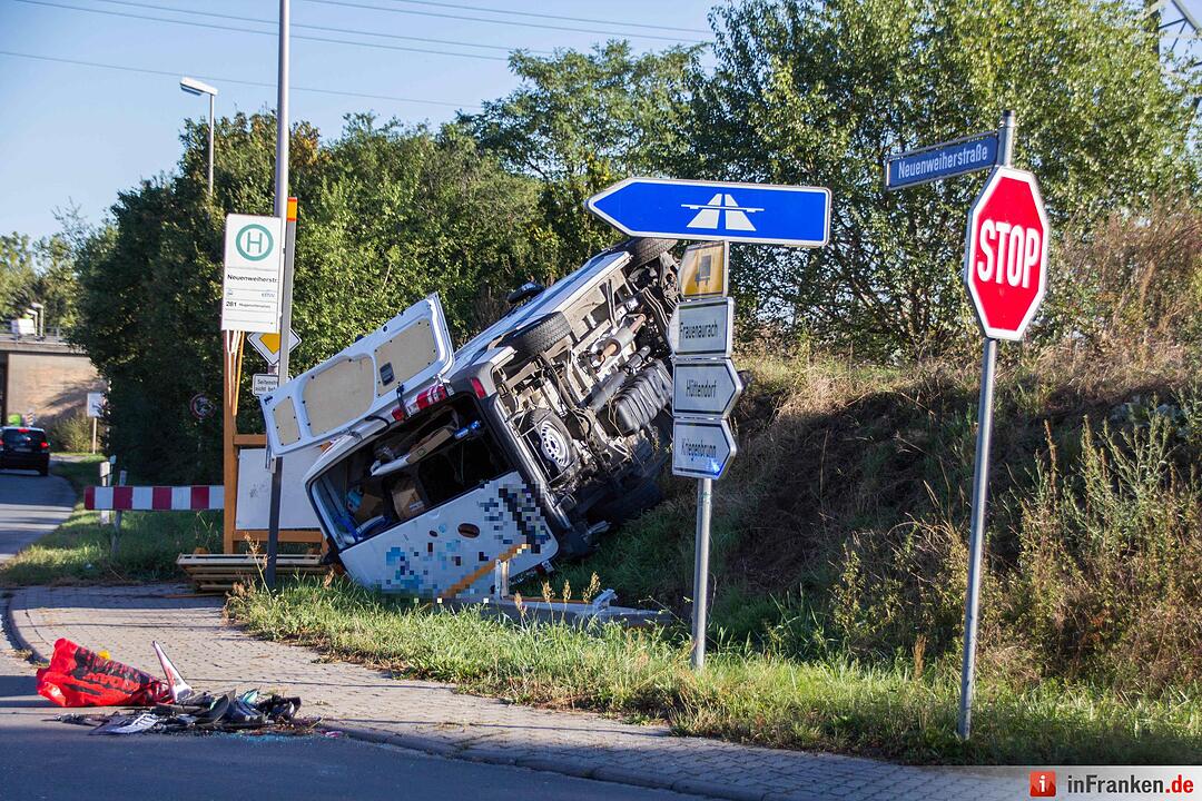 Transporter kollidiert mit Kleinwagen und kracht in Bushaltestelle