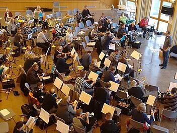 Der Bezirksposaunenchor bereitet sich auf sein Konzert in Ebern vor. Einen Bläsersamstag hatten die Musiker bereits im Februar in der Königsberger Stadthalle absolviert. Dabei entstand unser Bild.  Foto: Manuel Rausch