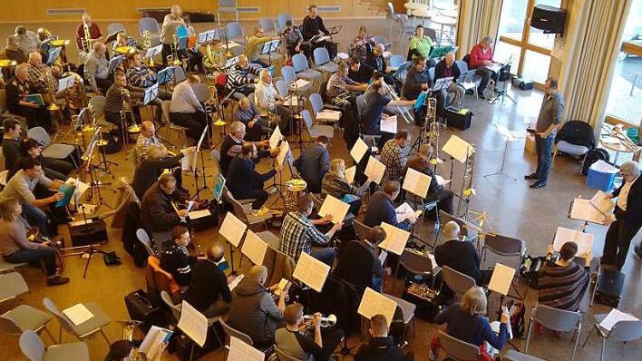 Der Bezirksposaunenchor bereitet sich auf sein Konzert in Ebern vor. Einen Bläsersamstag hatten die Musiker bereits im Februar in der Königsberger Stadthalle absolviert. Dabei entstand unser Bild.  Foto: Manuel Rausch
