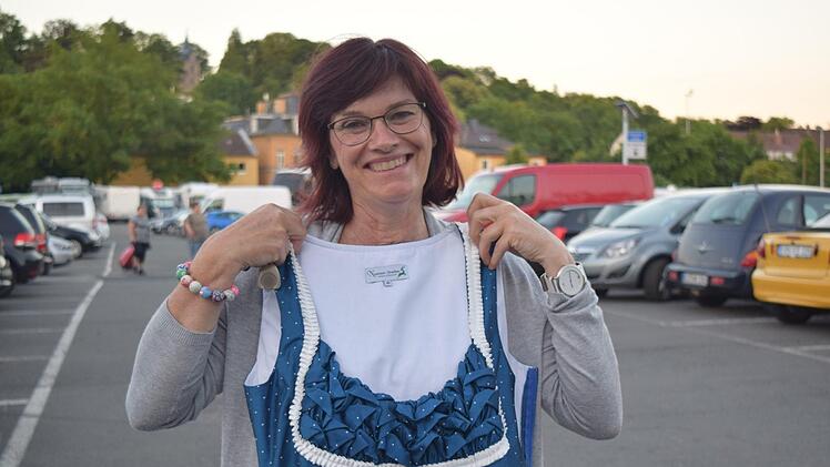 Simone Walther hat sich ein blaues Dirndl ausgesucht.  Foto: Daniela Pondelicek