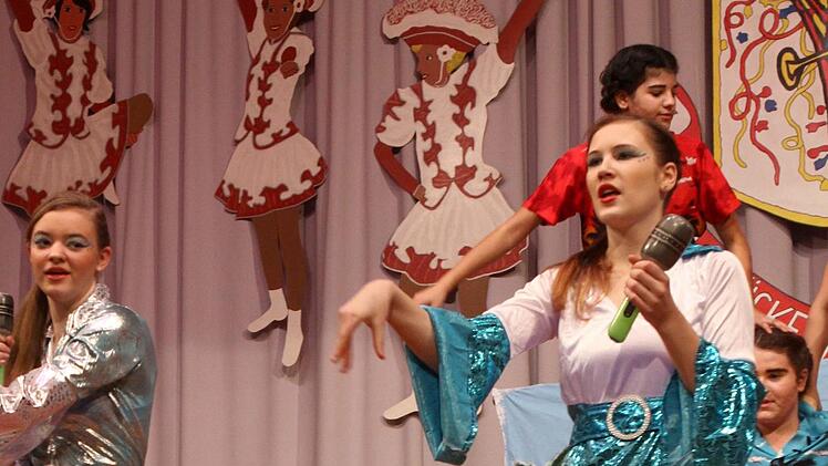 Showtanz der Brückenauer Teenies, das Musical Mama Mia. Foto: Thomas Dill