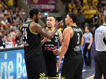 Reichlich Gesprächsbedarf gab es bei der schwachen Vorstellung der Bayreuther in Ludwigsburg: Hier tauschen sich (von links) De'mon Brooks, Gabe York und James Robinson aus.  Foto: Peter Mularczyk