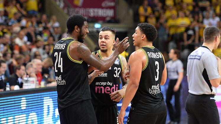 Reichlich Gesprächsbedarf gab es bei der schwachen Vorstellung der Bayreuther in Ludwigsburg: Hier tauschen sich (von links) De'mon Brooks, Gabe York und James Robinson aus.  Foto: Peter Mularczyk