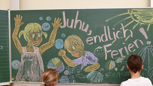 Wer gute Noten in seinem Zeugnis stehen hat, kann sich ganz besonders auf die Sommerferien freuen. Denn für Schüler mit einer "Eins" im Zeugnis gibt es verschiedene kostenlose Aktivitäten als Belohnung. Foto: Felix Kästle/dpa