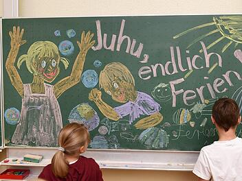 Wer gute Noten in seinem Zeugnis stehen hat, kann sich ganz besonders auf die Sommerferien freuen. Denn für Schüler mit einer "Eins" im Zeugnis gibt es verschiedene kostenlose Aktivitäten als Belohnung. Foto: Felix Kästle/dpa