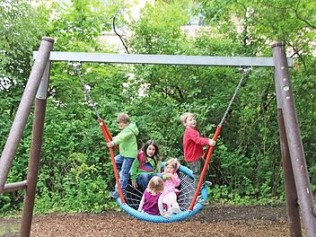Die neue Vogelnestschaukel in der Schlesierstraße wird gut angenommen. Jetzt sind die nächsten Geräte für weitere Spielplätze bestellt worden.  Foto: Thomas Malz