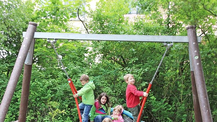 Die neue Vogelnestschaukel in der Schlesierstraße wird gut angenommen. Jetzt sind die nächsten Geräte für weitere Spielplätze bestellt worden.  Foto: Thomas Malz