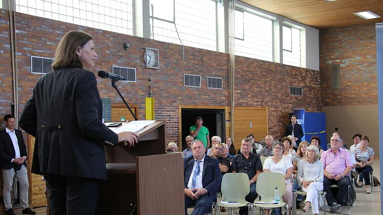 Ilse Aigner, bayerische Bau- und Verkehrsministerin, besuchte gestern eine CSU-Wahlkampfveranstaltung in Hemhofen und stellte ihre Konzepte gegen Wohnungsknappheit in Bayern vor. Foto: Christian Bauriedel