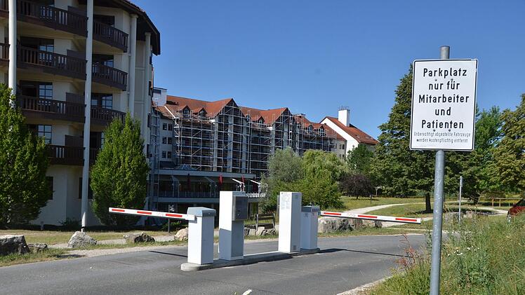 CSU-Fraktionschef Bernhard Schwab richtete den Appell an die Fachklinik, die Schranken doch abzumachen.