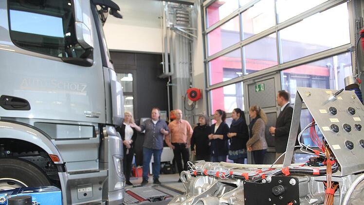 Auch die Hightech-Ausstattung der Nutzfahrzeugabteilung brachte die italienische Abordnung zum Staunen. Foto: Sonny Adam