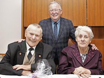 Friedrich Gleitsmann gratulierte dem Jubelpaar. Foto: Evi Seeger