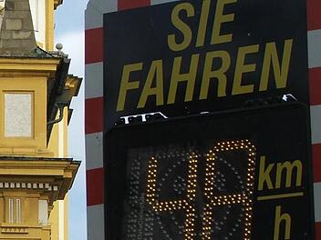Im Markt Burkardroth verfolgt das Rathaus eine zweigleisige Strategie gegen Raser. Foto: Symbolbild/Archiv: Siegfried Sebelka