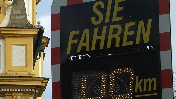 Im Markt Burkardroth verfolgt das Rathaus eine zweigleisige Strategie gegen Raser. Foto: Symbolbild/Archiv: Siegfried Sebelka