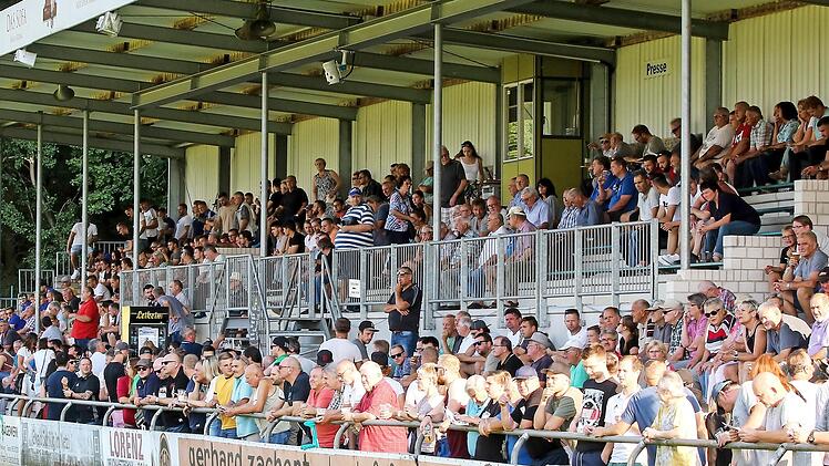 1054 Zuschauer kamen im Juli 2018 zum Bezirksliga-Derby zwischen dem VfL Frohnlach und dem Nachbarverein SC Sylvia Ebersdorf. Gut möglich, dass die Ebersdorfer eines Tages wieder im Willi-Schillig-Stadion auf Punktejagd gehen. Dann aber als Gastgeber...