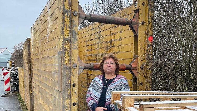 Bis zu 2,70 Meter tief wird gegraben.  Am Baustellenmaterial zeigt Antonina Haas die Dimensionen auf. Foto: Jürgen Gärtner