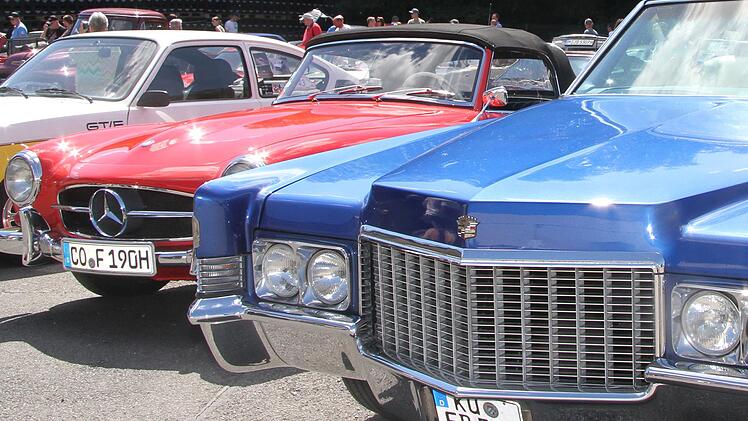 Energiepreistechnisch ist der Chevrolet momentan fast nicht mehr fahrbar, doch ein Hingucker ist das royalblaue Unget&uuml;m allemal. Foto: Sonny Adam