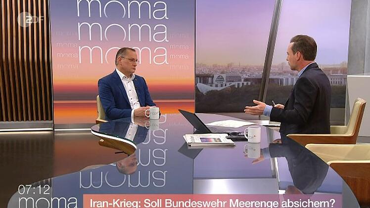 Mit ZDF-Moderator Andreas Wunn (rechts) sprach Tino Chrupalla &uuml;ber m&ouml;gliche Entlastungen aufgrund der gestiegenen Energiepreise.