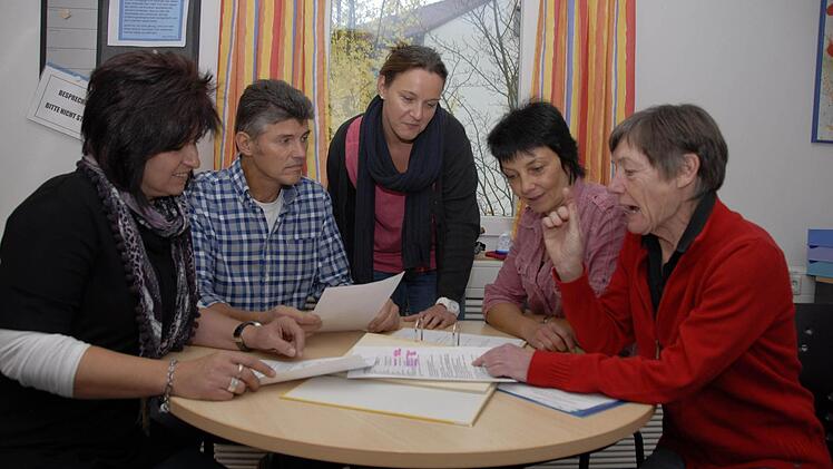 Fallbesprechung im Team: Gudrun Rödel,  Günter Hild,  Kerstin Lobe,  Sabine Kraus-Eckert und Gerti Burlein (von links) von der neuen Informationsstelle Kindersprache.
