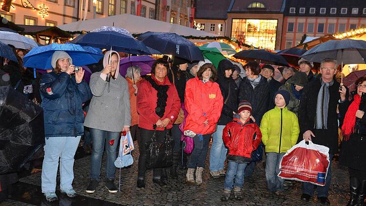 In Anbetracht des Dauerregens wohnten erstaunlich viele  Menschen   der Eröffnung des Weihnachtsmarktes bei.