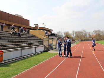 Die 400-Meter-Bahn am Sportzentrum braucht ebenso eine Verjüngungskur wie die Sporthalle. Darin sind sich Stadt und TSV Münnerstadt einig. Nun hofft man beim Verein, dass den angekündigten Planungen auch zügig Taten folgen. Foto: Heike Beudert