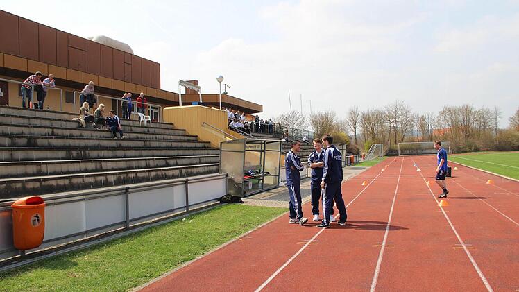 Die 400-Meter-Bahn am Sportzentrum braucht ebenso eine Verjüngungskur wie die Sporthalle. Darin sind sich Stadt und TSV Münnerstadt einig. Nun hofft man beim Verein, dass den angekündigten Planungen auch zügig Taten folgen. Foto: Heike Beudert