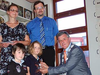 Ein Orden für den Lebensretter (von links): Stefanie, Anton, Georg und Sven Grosch und Bürgermeister Gerhard Preß. Foto: Rainer Lutz