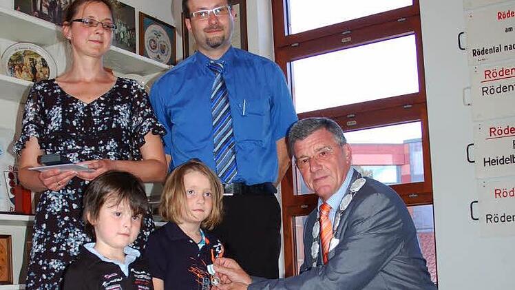 Ein Orden für den Lebensretter (von links): Stefanie, Anton, Georg und Sven Grosch und Bürgermeister Gerhard Preß. Foto: Rainer Lutz