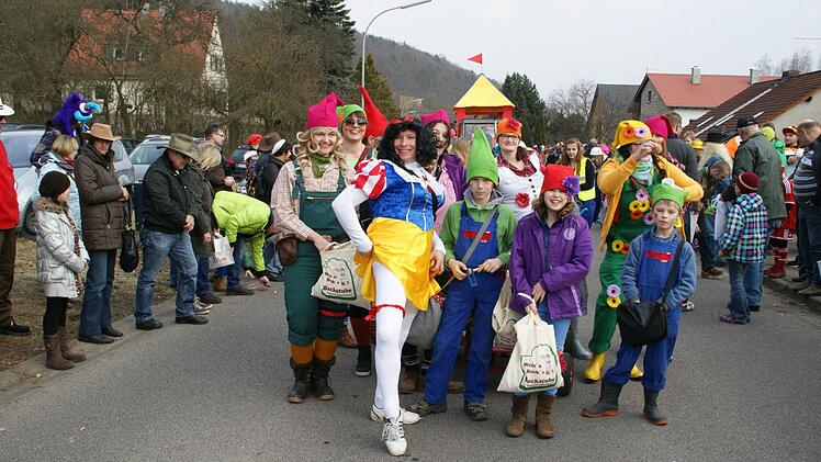 Die Belegschaft vom Weis'n Beck in Unterschleichach gehört seit Jahren fest zum Althütter Faschingszug.