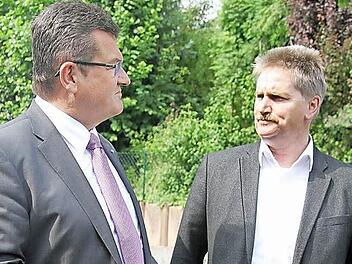 Aus 300.000 Euro Leader-Fördermitteln konnten Investitionen in Höhe von fast zwölf Millionen Euro in regenerative Energien getätigt werden, schilderte Wolfgang Degelmann (rechts) den Erfolg der Energievision Frankenwald. Der Staatsminister sieht in der Kombination aus dezentraler Erzeugung von Energie und dem Schwerpunkt auf erneuerbare Energien das Erfolgsrezept der Zukunft. Fotos: Sonja Adam