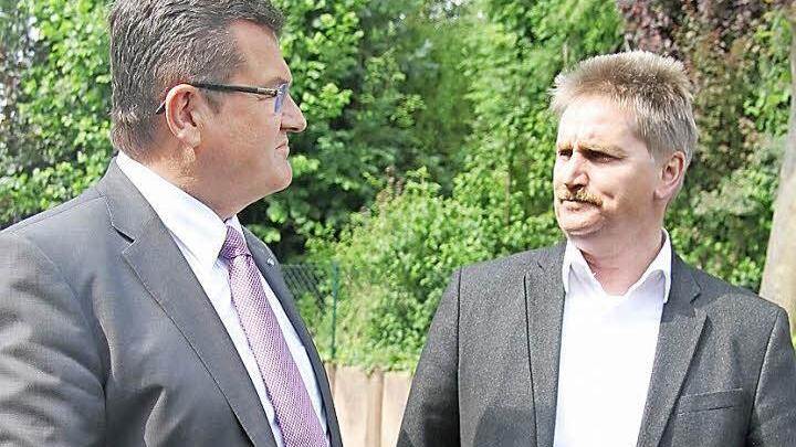 Aus 300.000 Euro Leader-Fördermitteln konnten Investitionen in Höhe von fast zwölf Millionen Euro in regenerative Energien getätigt werden, schilderte Wolfgang Degelmann (rechts) den Erfolg der Energievision Frankenwald. Der Staatsminister sieht in der Kombination aus dezentraler Erzeugung von Energie und dem Schwerpunkt auf erneuerbare Energien das Erfolgsrezept der Zukunft. Fotos: Sonja Adam