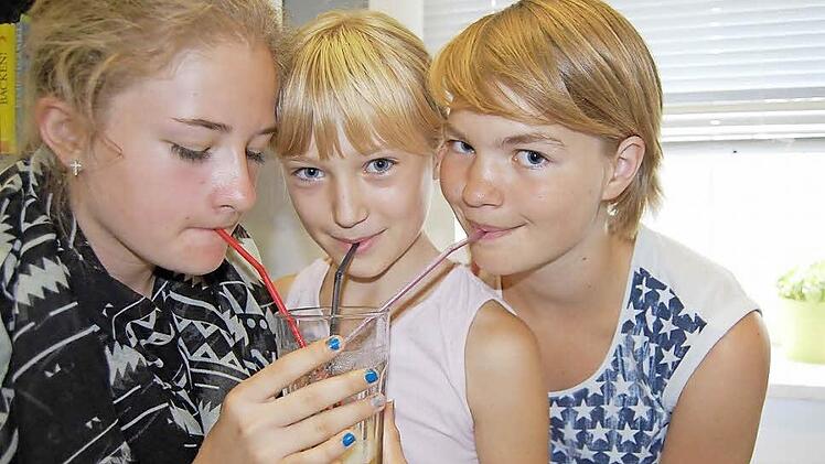 Lecker: Carina, Marie und Theresa erfrischten sich mit einem Bananen-Smoothie.  Fotos: Andreas Welz