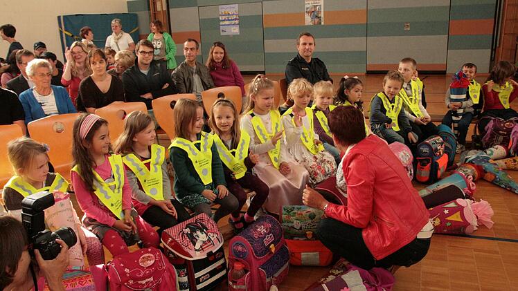 Übergabe der Sicherheitsdreiecke zum Schulanfang 2014 in Münnerstadt. Fotos: Paul Ziegler/Heike Beudert