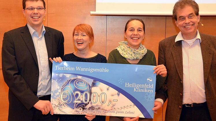 Eine Weihnachtsspende von 2000 Euro erhielt auch das Tierheim Wannigsmühle im Landkreis Bad Kissingen. Auf unserem Foto v.li.: Michael Lang, "Spendenpatin" Bianca Wesemann, Tierheimleiterin Ursula Boehm und Ralf Heimbach von den Heiligenfeld-Kliniken.  Foto: Rauch