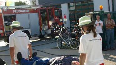 Bei einer gemeinsamen Übung mit der Feuerwehr transportieren hier Mitglieder der BRK-Bereitschaft eine "verletzte" Person ab.