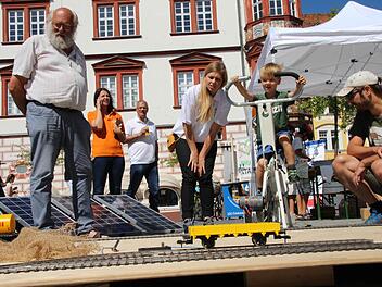 Fährt er nun, der Zug? Leo (4) strengte sich auf dem Ergometer sehr an, aber genug Strom für die Modellbahn erzeugte er nicht, obwohl sein Vater Stefan Blümig (rechts) ihn anfeuerte. Links Gerold Schnabl und Johanne Brodowski von der Stabstelle Umwelt. Foto: Simone Bastian