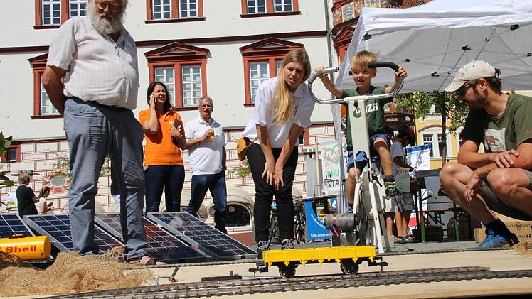 Fährt er nun, der Zug? Leo (4) strengte sich auf dem Ergometer sehr an, aber genug Strom für die Modellbahn erzeugte er nicht, obwohl sein Vater Stefan Blümig (rechts) ihn anfeuerte. Links Gerold Schnabl und Johanne Brodowski von der Stabstelle Umwelt. Foto: Simone Bastian