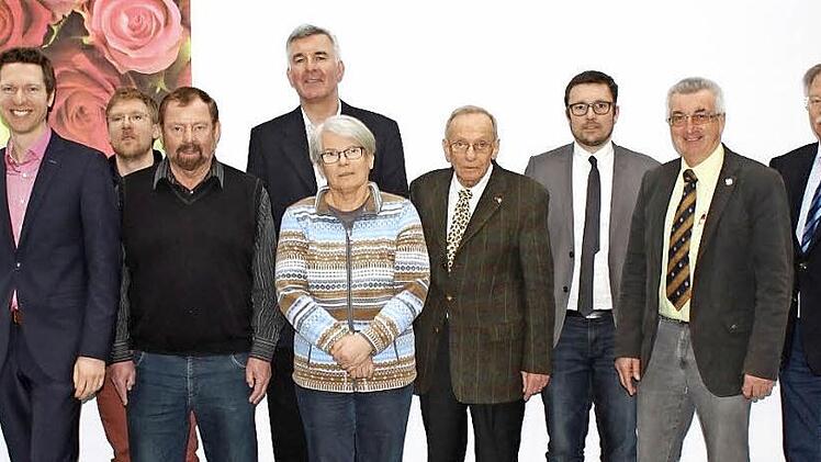 Der Vorstand (von links): Thorsten Wagner, Florian Wiedemann, Thomas Gebauer, Helmut Weinmann, Robert Engel, Lore Jahn, Karl-Friedrich Fehn, Marco Speckner, Siegfried Scherbel und Peter Müller.  Foto: pr