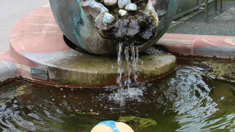 "Granatapfel"-Brunnen zwischen Kurhausbad und Erlöserkirche. Foto: Ralf Ruppert