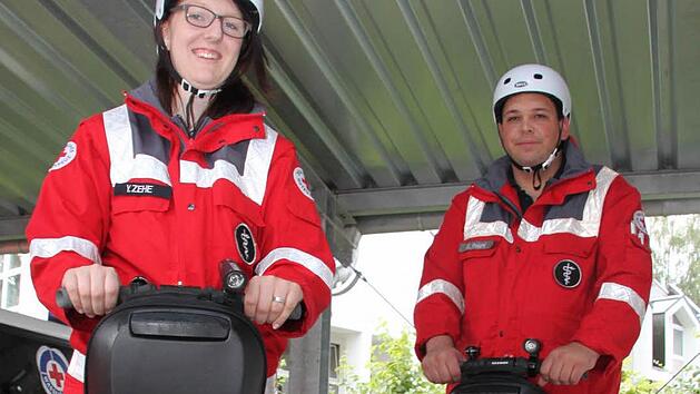 Die BRK-Sanit&auml;ter Yvonne Zehe und Christian Reichl bereiten sich auf ihren Einsatz beim Kulmbacher Bierfest vor. Mit den Segways sind sie schnell vor Ort, wenn im Au&szlig;enbereich der Bierwoche - am Bahnhof oder am Marktplatz - etwas passieren sollte. Foto: Stephan Tiroch