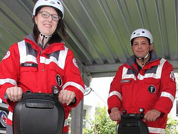 Die BRK-Sanitäter Yvonne Zehe und Christian Reichl bereiten sich auf ihren Einsatz beim Kulmbacher Bierfest vor. Mit den Segways sind sie schnell vor Ort, wenn im Außenbereich der Bierwoche - am Bahnhof oder am Marktplatz - etwas passieren sollte. Foto: Stephan Tiroch