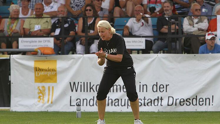 Silke Eber feuert ihr Team an. Foto: DFBL
