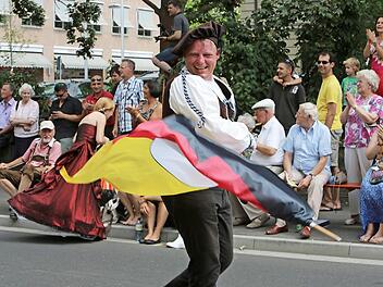 Fahnenschwinger beim Rakoczy-Festzug  Foto: Barbara Herbst/Archiv