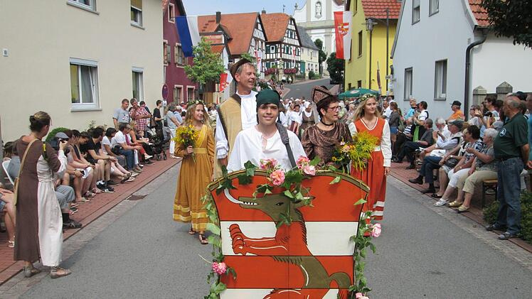 Die Kinder-Volkstanzgruppe zeigte unter Beifall ihr Erlerntes. Foto: Winfried Ehling